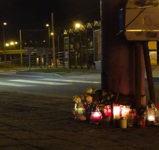 Lidé nosí na místo tragédie svíčky a plyšáky. Kondoluje se i na internetu