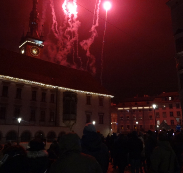 Novoroční ohňostroj za zvuků Smetanovy Vltavy se schoval za radnici