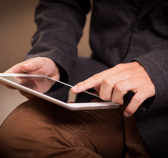 Z kontejneru prý lovil tablet, pro strážníky šlo o známou firmu