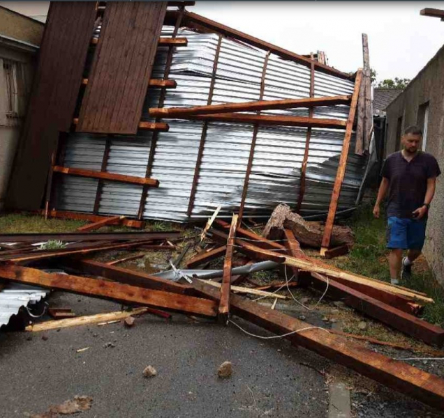Bouřky včera večer odnesly střechu a kácely stromy