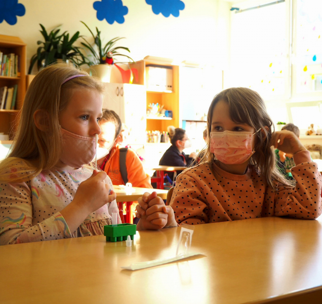 Předávání vysvědčení se blíží, žáci si ho vyzvednou osobně