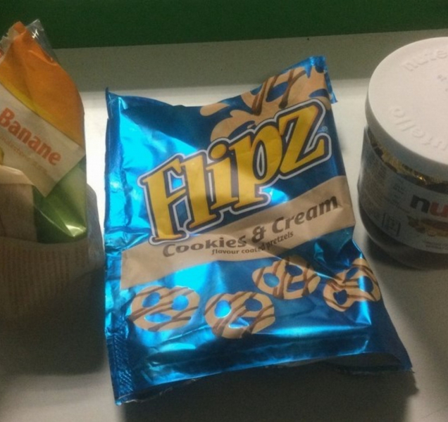 Brigádník se rozhodl posvačit zboží určené k prodeji