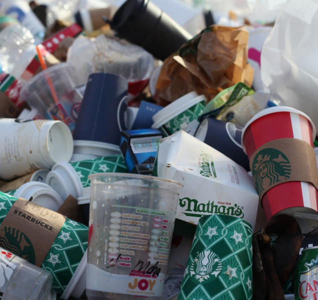 Odpadky se válely po celé třídě Svobody v Olomouci