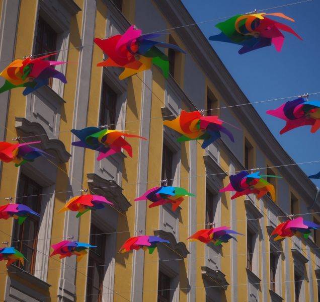 Ulici 28. října v centru Olomouce zdobí větrníky