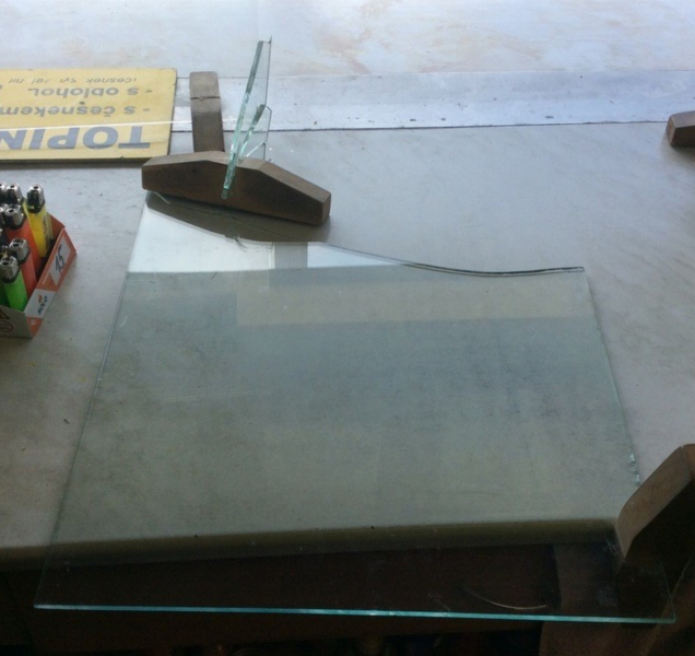 Agresivní zákazník zdemoloval skleněnou tabuli u výdejního okénka