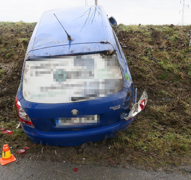 Rychlá jízda se řidiči nevyplatila, auto šlo i na střechu