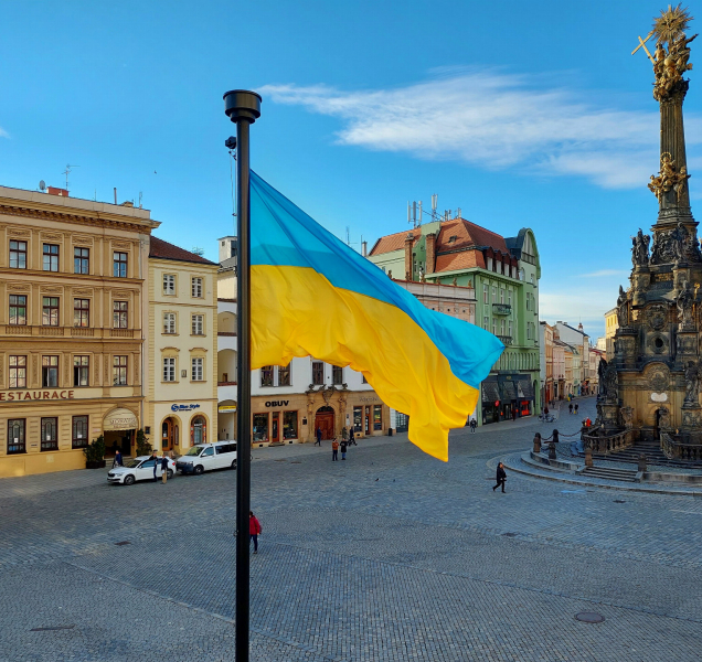 Před olomouckou radnicí vlaje ukrajinská vlajka