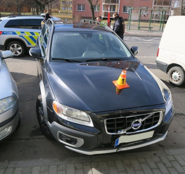 Opilý řidič naboural do restaurace, nadýchal přes tři promile