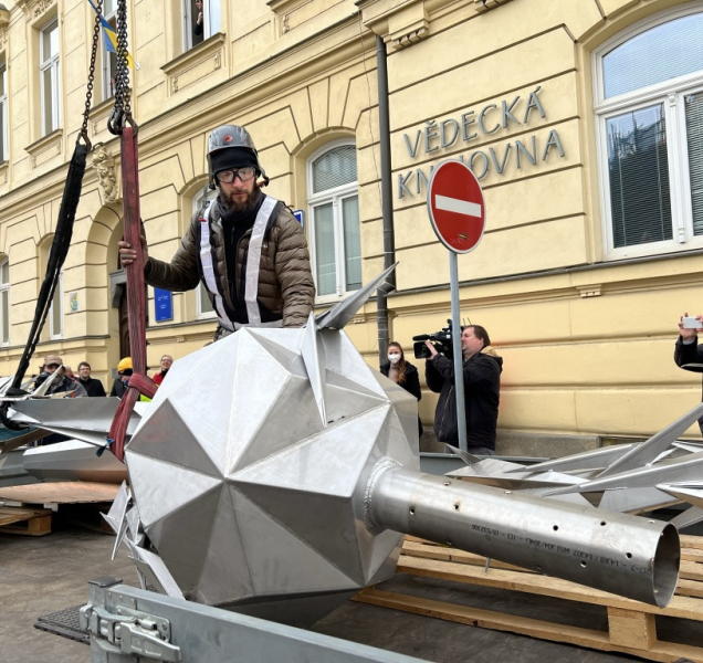 Nový kříž na věži Červeného kostela