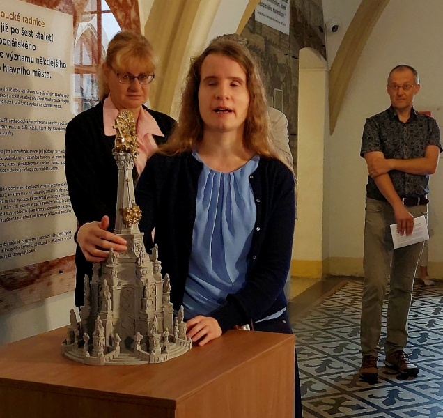 Na radnici přibyl haptický model sloupu Nejsvětější Trojice