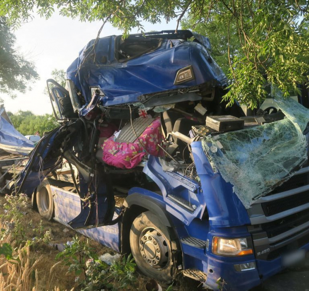 S dvojkou za zubem zdemoloval kamion