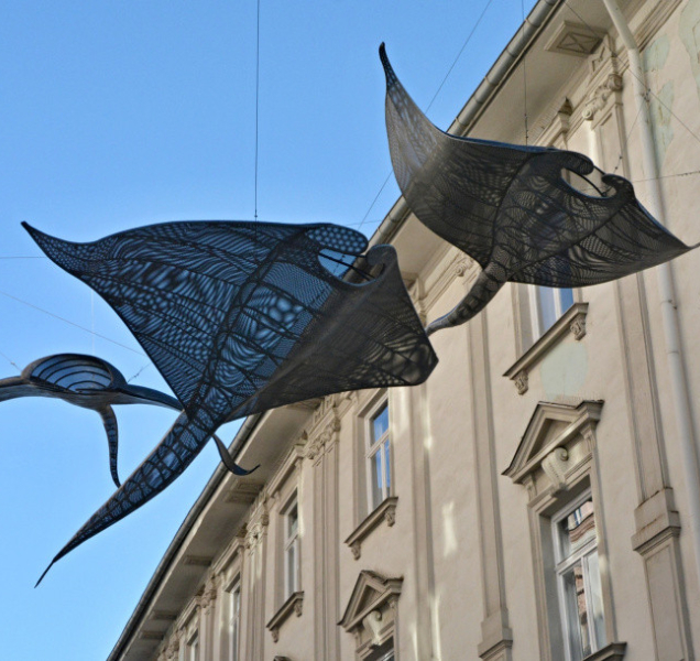 Andělé moří zdobí nebe nad Opletalovou ulicí