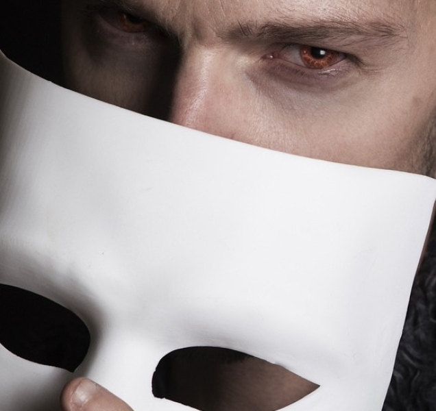 Další žena naletěla exotickému podvodníkovi. Přišla o miliony