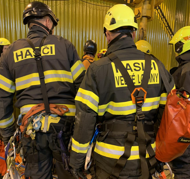 Dělníci viseli několik hodin v obří trubce vodní elektrárny