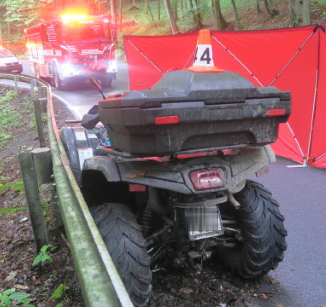 Mladý řidič zahynul po pádu ze čtyřkolky. Neměl ani helmu