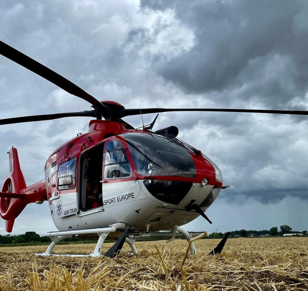Pracovník pohřební služby málem uhořel. Letěl pro něj vrtulník