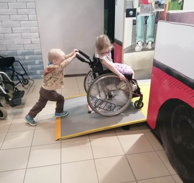 Výstava poutavě přibližuje život hendikepovaných