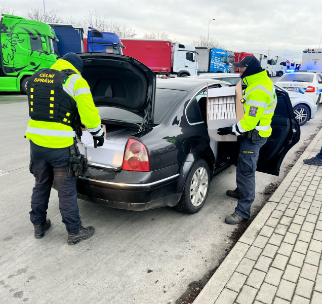 Celníci chytili cizince, který pašoval 120 tisíc cigaret