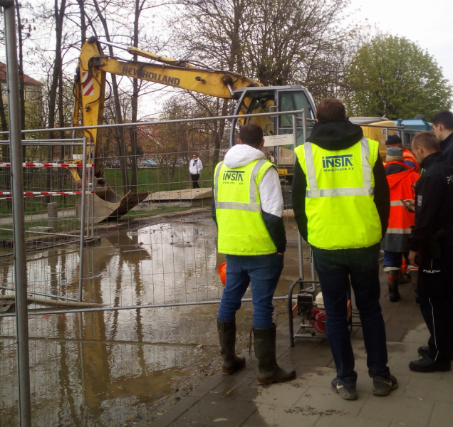 Při práci na mostu prokopli dělníci vodovodní trubky