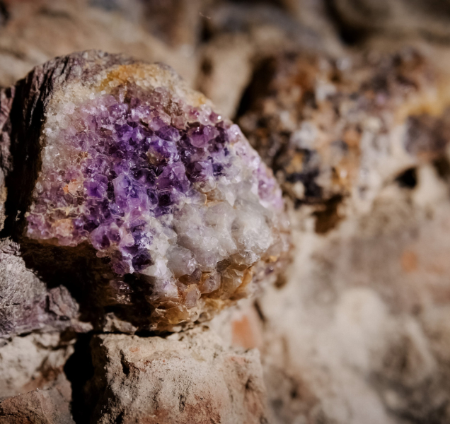 Barokní jeskyně zámku zdobí stovky ametystů