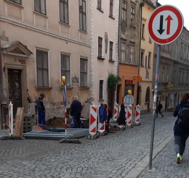 Proč začali opravovat cestu právě během AFO?