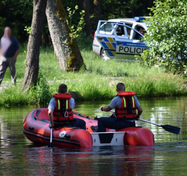 Strážníci zachránili sebevraha v řece Moravě