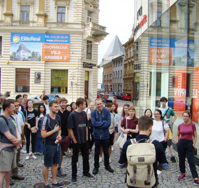 Více než stovka cizinců se na UP začala učit česky