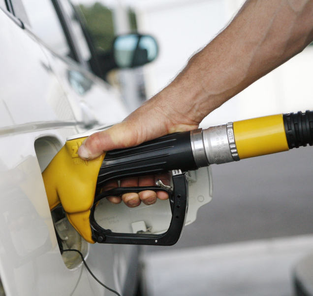 Ceny benzínu padají, jsou nejnižší od dubna