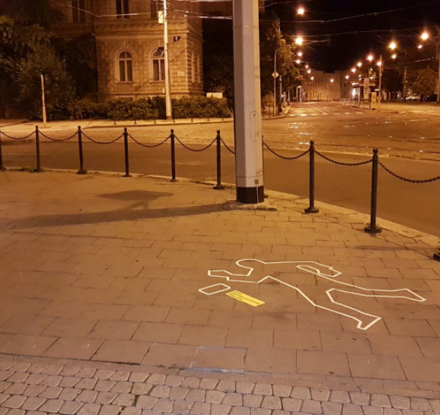 Obrysy postav znázorňují úmrtí při dopravních nehodách