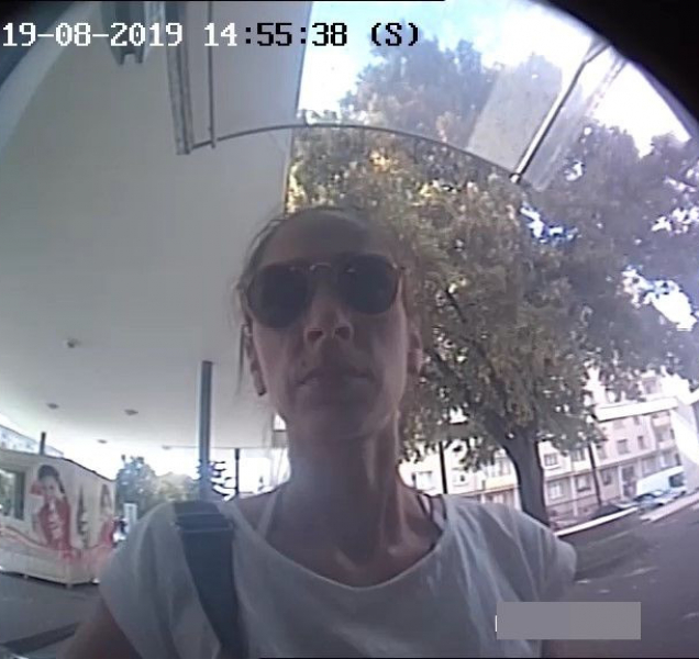 Policie pátrá po ženě, která se snažila vybrat cizí kartu