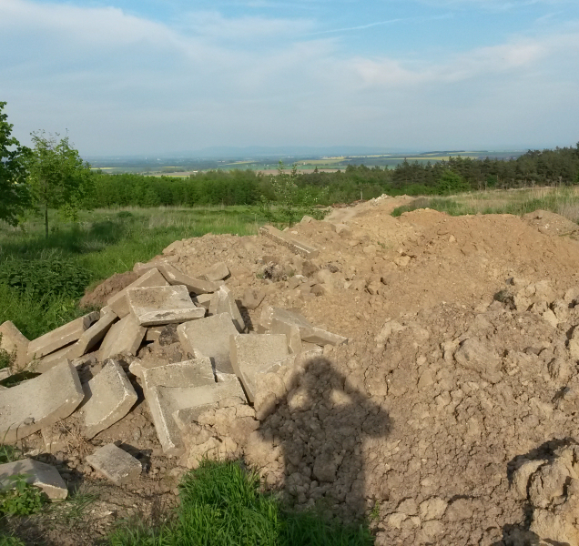 Za černou skládku v Určicích hrozí obci milionová pokuta. Stojí za vším bývalý starosta Konšel?