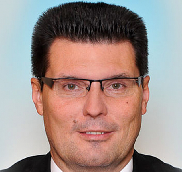 Komentář: Mačákovi voliči věřit nebudou. Ani když vydá nové básně