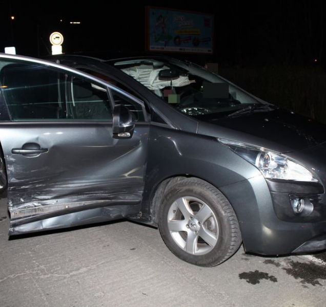 V Olomouci došlo ke srážce dvou aut, jedno skončilo ve sloupu
