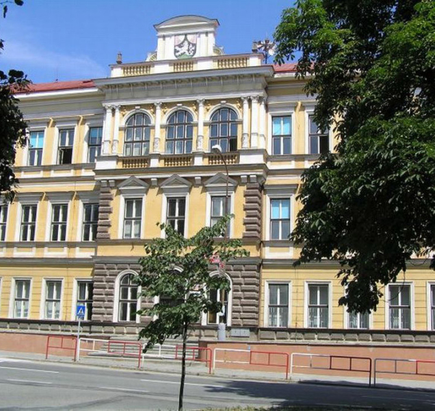 Z gymnázia v Lipníku padá omítka