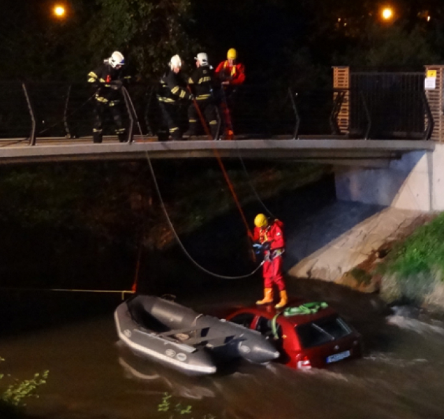 Řidička se s autem ocitla v Mlýnském potoce. Hasiči vůz vyprošťovali až do půlnoci