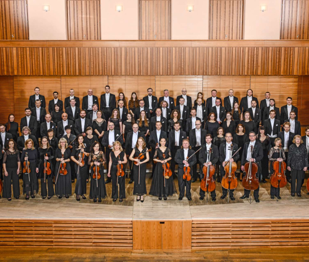 Jaký byl první rok sloučeného divadla a filharmonie?