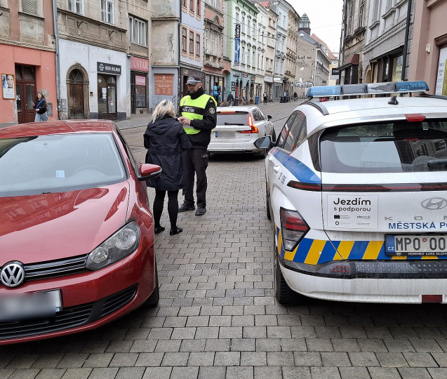 Strážníci zaostřili na Denisovu ulici