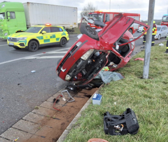 Zraněný muž ztratil vědomí, z auta ho museli hasiči vystříhat