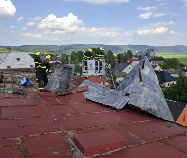 Bouřka utrhla střechu ze základní školy, hrozilo zřícení