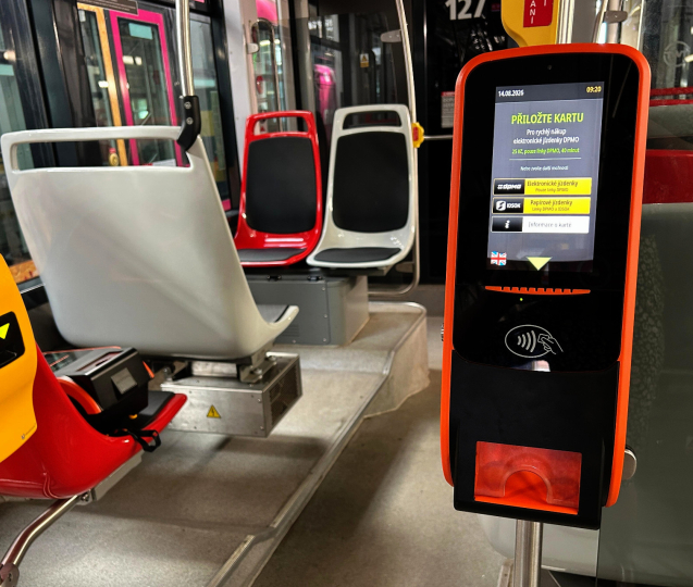 V tramvajích a autobusech už lze koupit jízdenku kartou