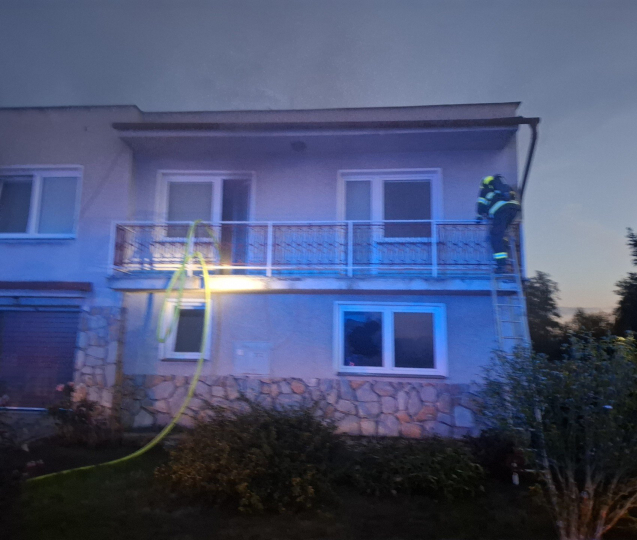 Hořel rodinný dům ve Štarnově. Hasiči zachránili dva lidi