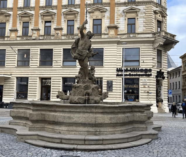 Merkurova kašna dostala olověnou vanu