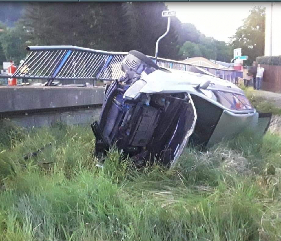 Řidič v Hanušovicích se svým autem spadl z mostu