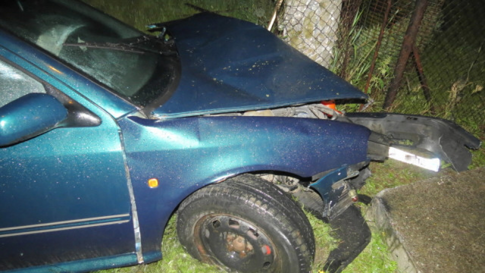 Opilý řidič v Rakově narazil do sloupu