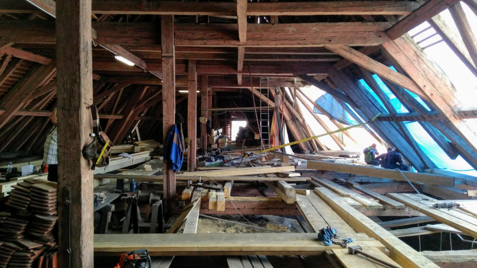 Rozsáhlá rekonstrukce střechy Vlastivědného muzea pokračuje