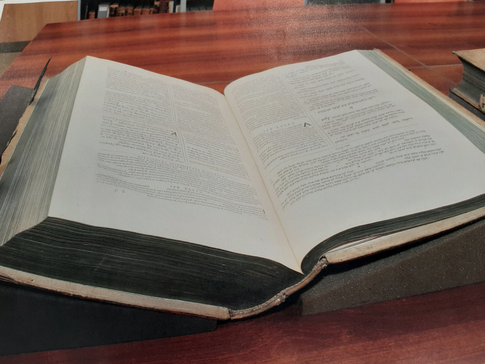 Bible, ukradené v roce 1996 z Vědecké knihovny, se našly
