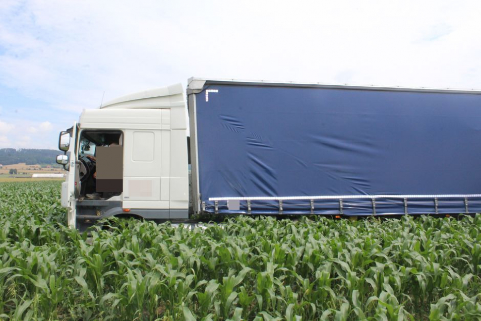 Řidič kamionu si u Bělkovic udělal výlet mezi kukuřici