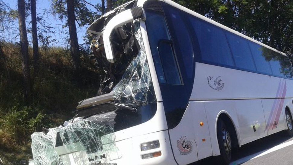 U Mohelnice ráno havaroval autobus, 24 lidí je zraněno