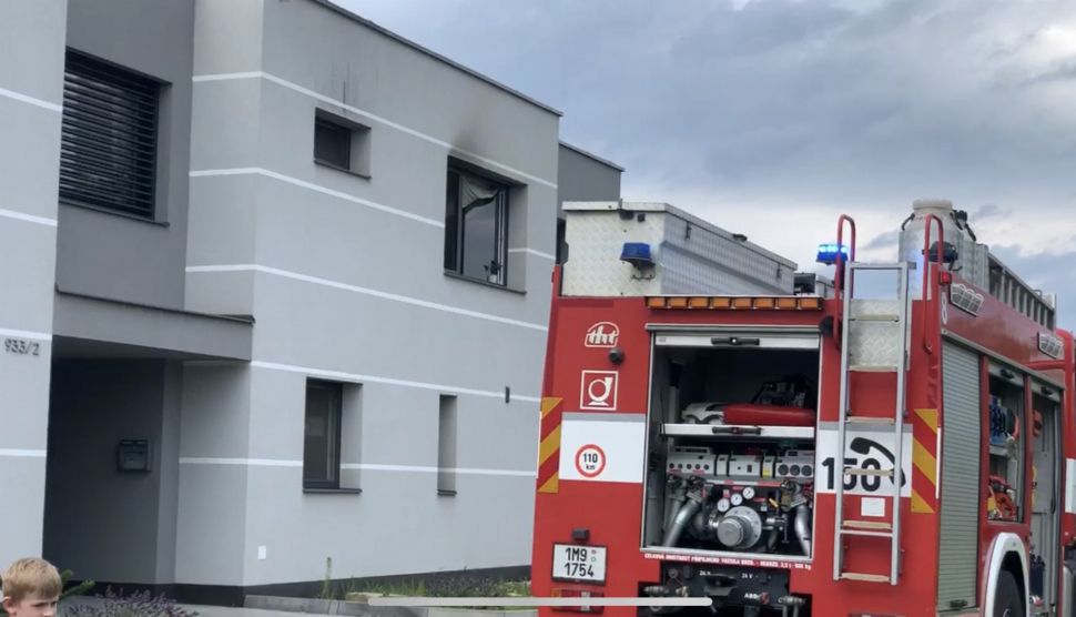 Hasiči likvidují požár domů v Ječmínkově ulici v Olomouci