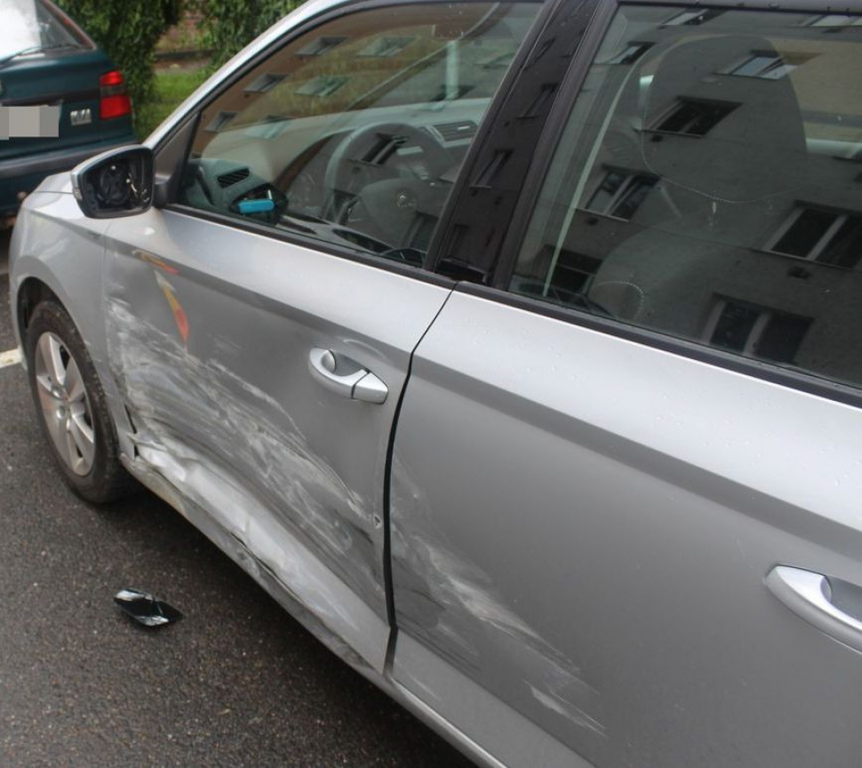Opilý řidič naboural hned několik zaparkovaných aut